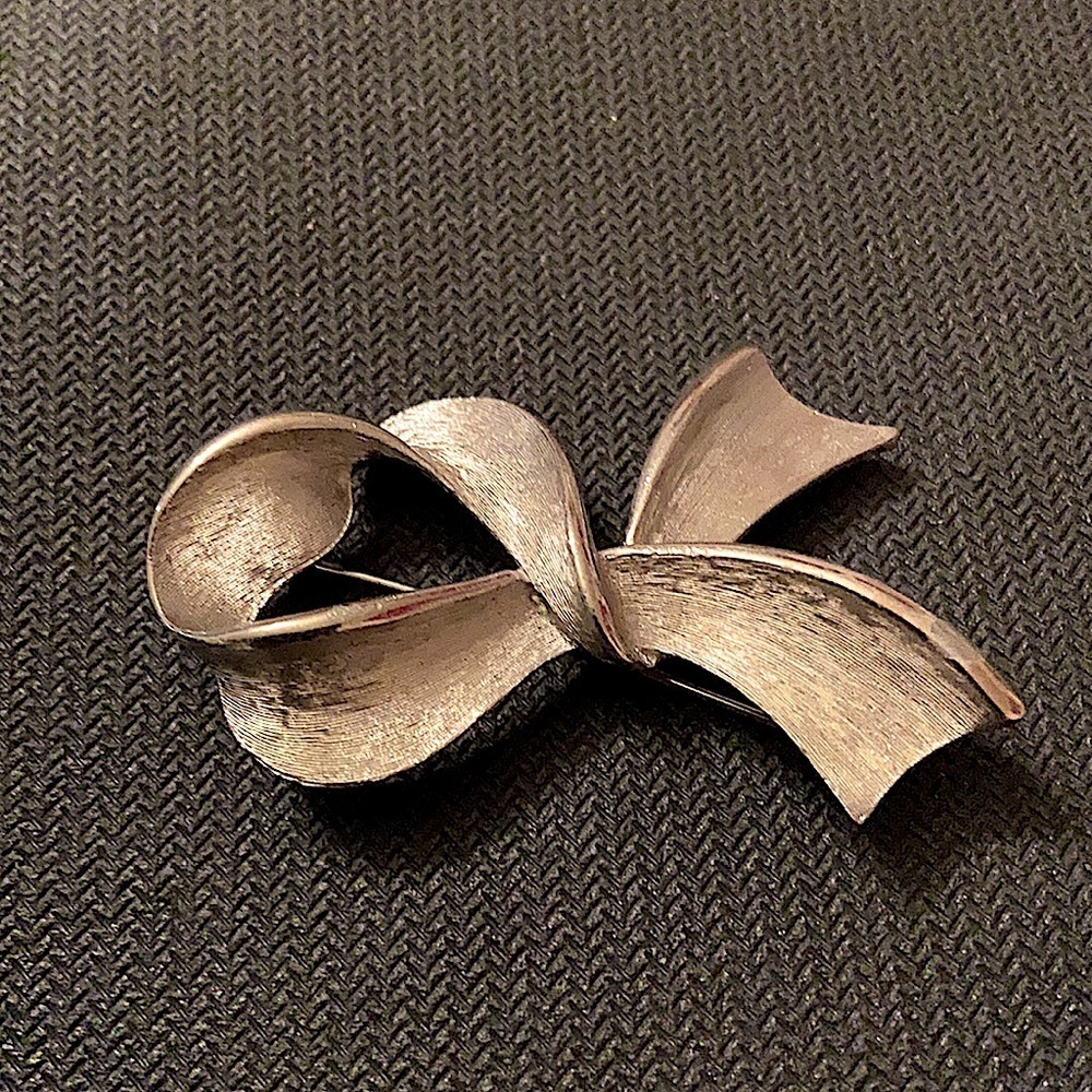The Jonette Jewelry Company Initial Stamped Vintage Ribbon Style Silver Brooch. - Picture 2 of 5